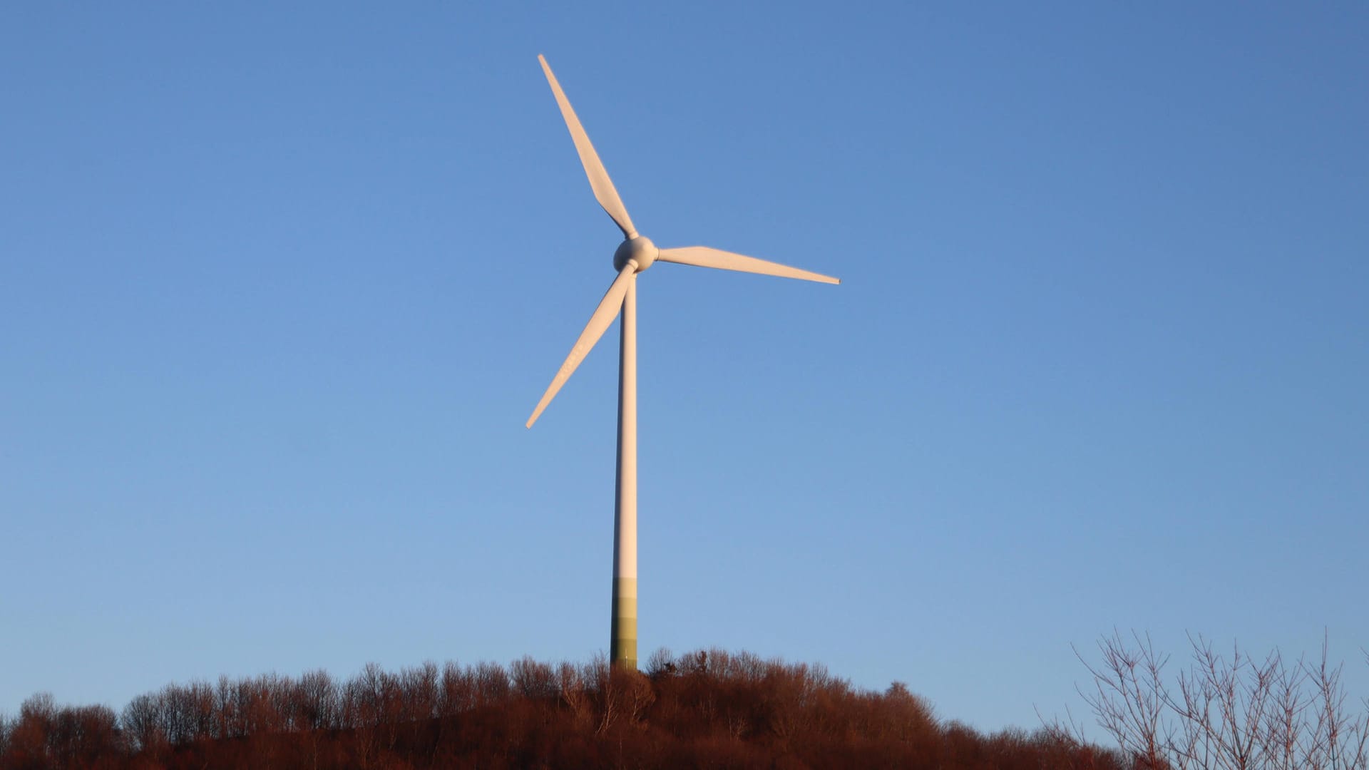 Windrad in München, Fröttmaning (Archivbild): Mit weniger Emissionen zu mehr Jobs.
