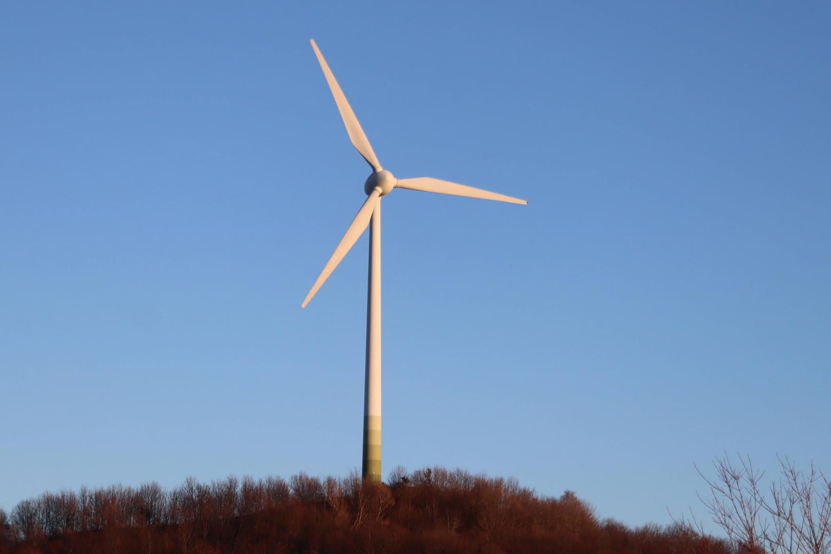 Windrad in München, Fröttmaning (Archivbild): Mit weniger Emissionen zu mehr Jobs.