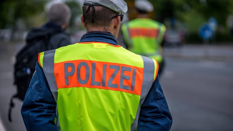 Polizist bei einer Alkoholkontrolle (Archiv): In Chemnitz ist ein Polizeischüler nach einer Party aus dem Fenster der Polizeischule gestürzt.
