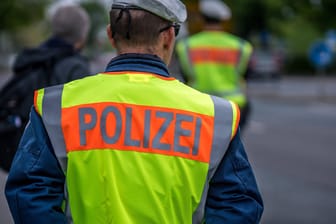 Polizist bei einer Alkoholkontrolle (Archiv): In Chemnitz ist ein Polizeischüler nach einer Party aus dem Fenster der Polizeischule gestürzt.