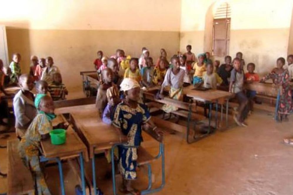 Eine der Schulen in Mali, die mit der Mitarbeit der Kölner AG gebaut werden konnte: Klaus Harnacke (rechts) war selbst vor Ort.