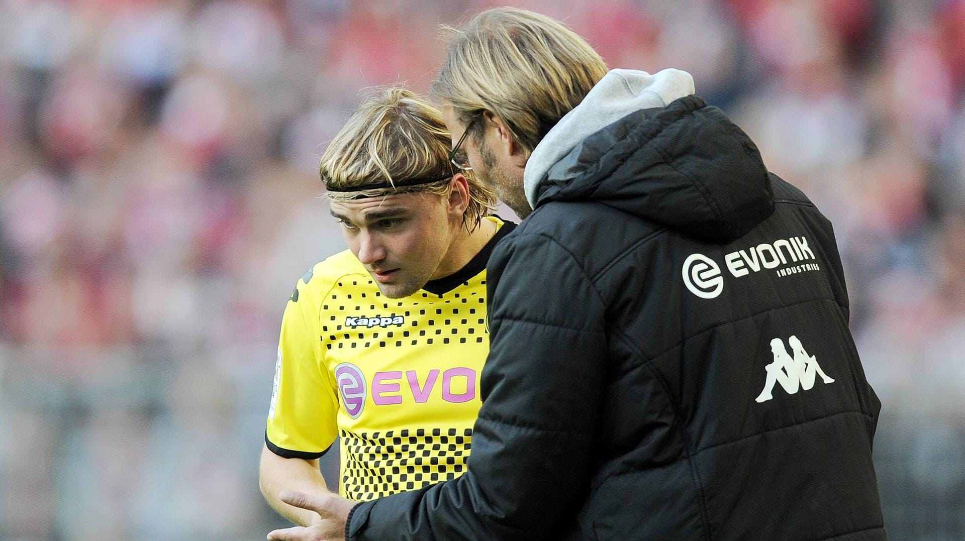 Jürgen Klopp (r.) mit Marcel Schmelzer: Die beiden haben mit dem Team in der Saison 11/12 das Double geholt.