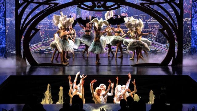 Tänzerinnen im Cabaret Lido in Paris.