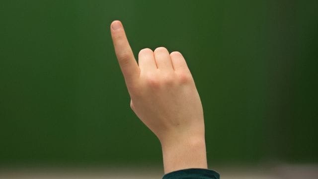 Regelschulen erfüllen den Bedarf an Schulbildung, deshalb muss das Jobcenter nicht für die Kosten von Privatschulen aufkommen.