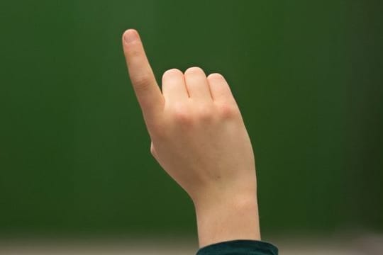 Regelschulen erfüllen den Bedarf an Schulbildung, deshalb muss das Jobcenter nicht für die Kosten von Privatschulen aufkommen. Regelschulen erfüllen den Bedarf an Schulbildung, deshalb muss das Jobcenter nicht für die Kosten von Privatschulen aufkommen.