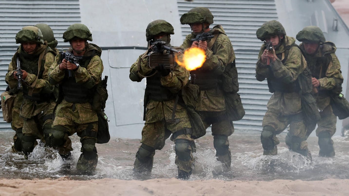 Russische Soldaten proben im Finnischen Meerbusen ein Landungsmanöver (Archivbild): Die Drohgebärden des Kreml sollten Finnland und Schweden nicht von einem Nato-Beitritt abhalten, findet unser Autor.