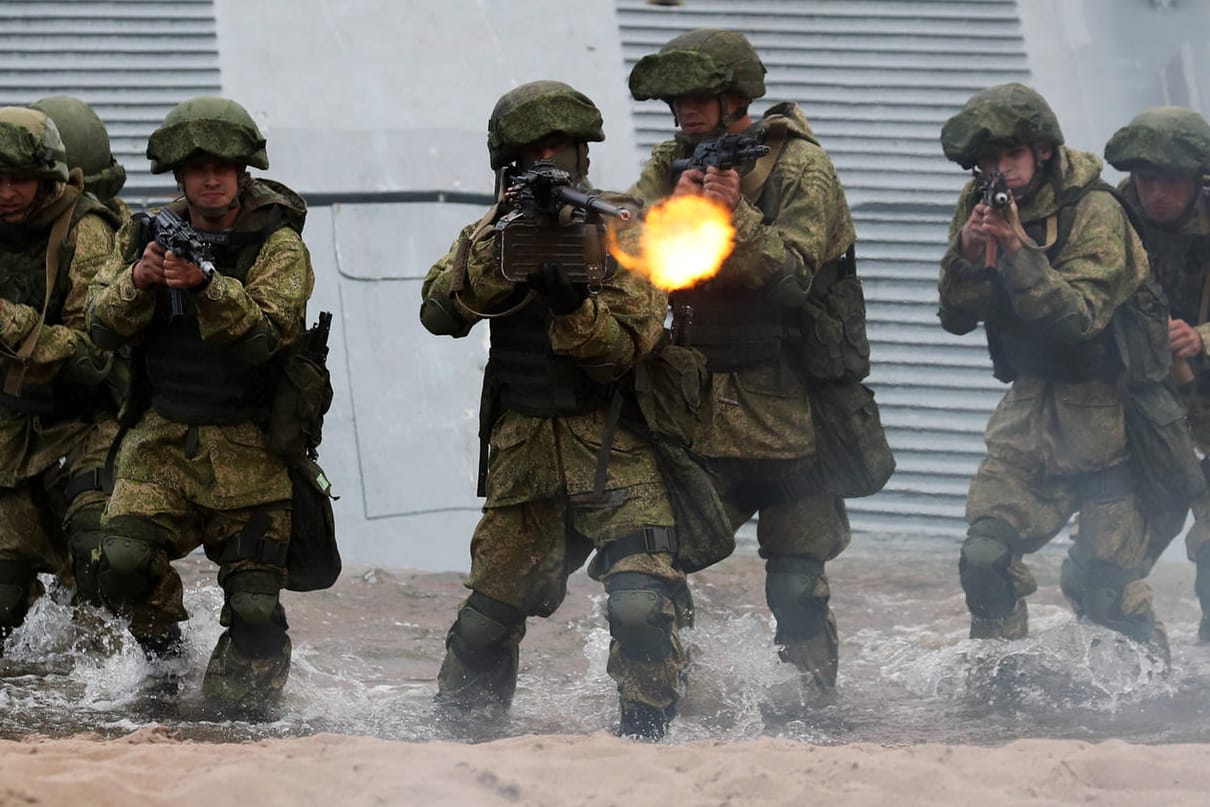 Russische Soldaten proben im Finnischen Meerbusen ein Landungsmanöver (Archivbild): Die Drohgebärden des Kreml sollten Finnland und Schweden nicht von einem Nato-Beitritt abhalten, findet unser Autor.