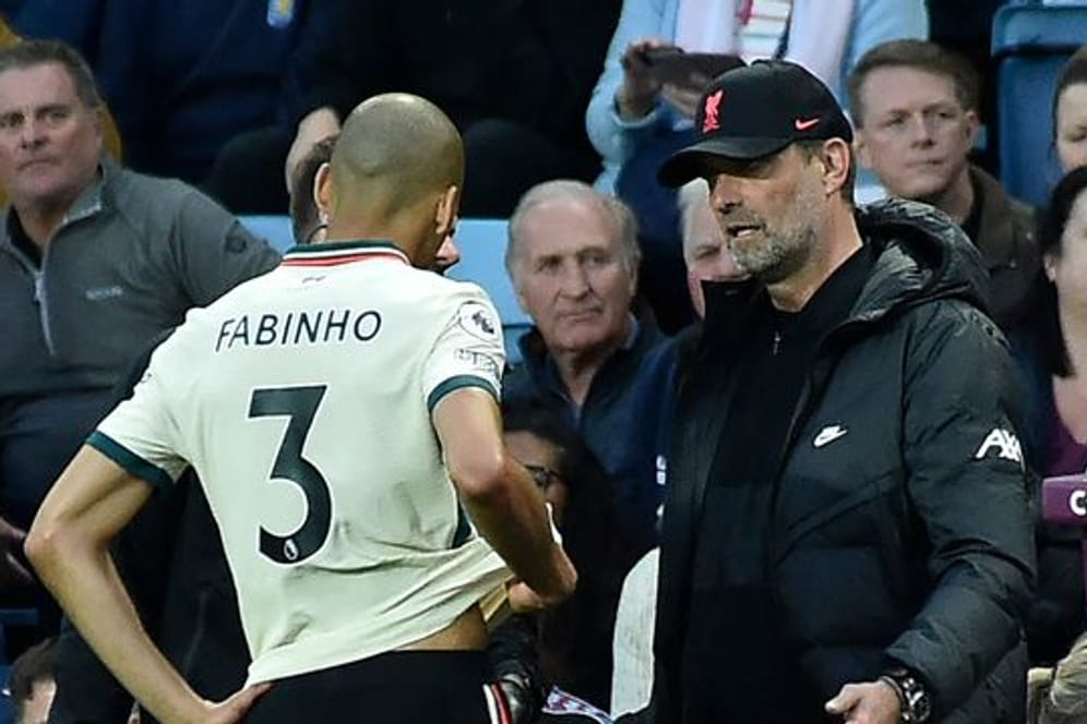 Liverpools Fabinho (l) spricht mit seinem Trainer Jürgen Klopp.