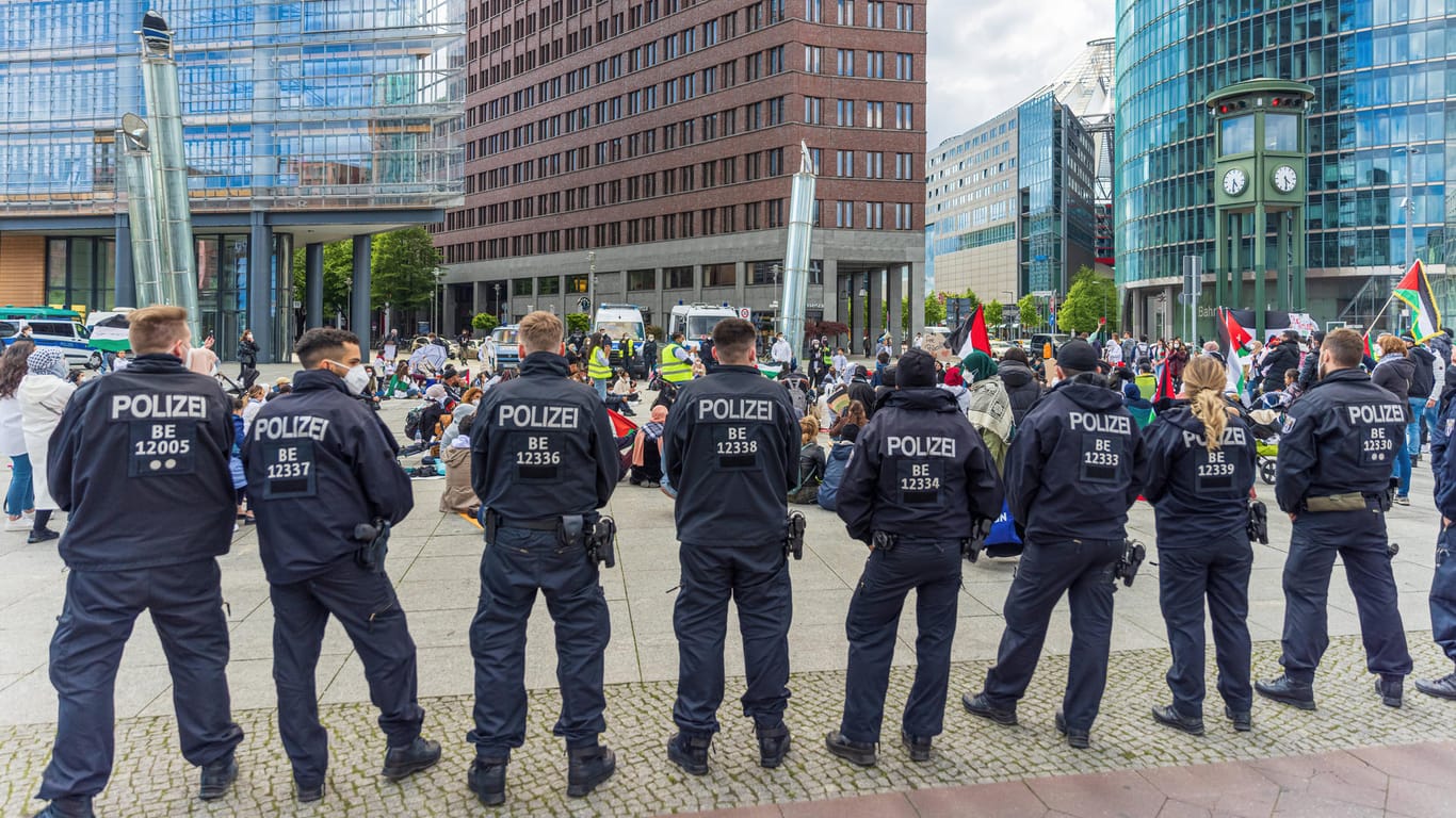 Berliner Polizisten bei einer propalästinensischen Demo (Archivbild): Im vergangenen Jahr war es am 15. Mai zu Ausschreitungen gekommen.
