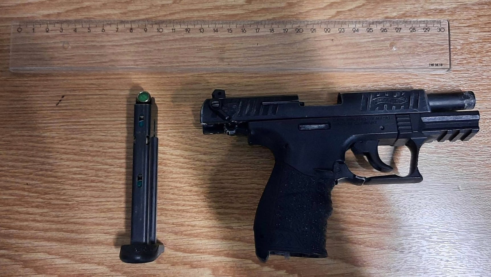 Schreckschusswaffe mit Magazin (Symbolbild): Fund von Waffe, Munition und Drogen bei mutmaßlichem Schützen. Schreckschusswaffe mit Magazin (Symbolbild): Fund von Waffe, Munition und Drogen bei mutmaßlichem Schützen.