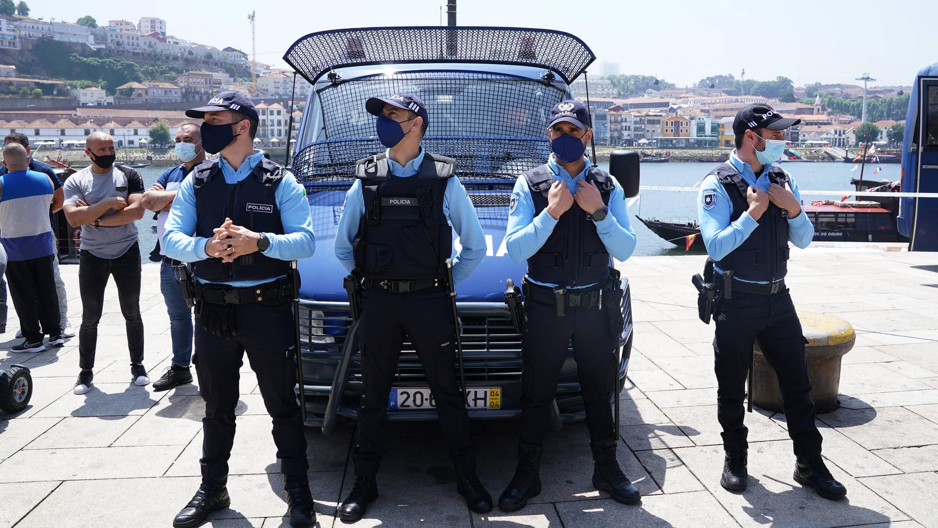 Polizisten in Portugal (Archivbild): In der Nähe von Lissabon wurde ein Geiselnehmer durch einen Polizisten erschossen. Polizisten in Portugal (Archivbild): In der Nähe von Lissabon wurde ein Geiselnehmer durch einen Polizisten erschossen.