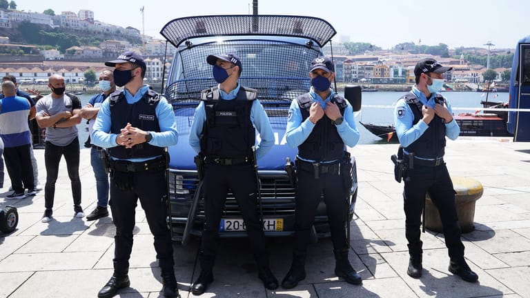 Polizisten in Portugal (Archivbild): In der Nähe von Lissabon wurde ein Geiselnehmer durch einen Polizisten erschossen.