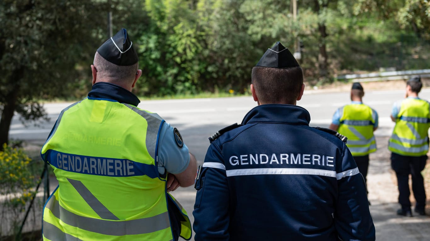 Französische Polizisten (Archivbild): Der Mord an einer Zeitungsausträgerin konnte 36 Jahre später aufgelöst werden.
