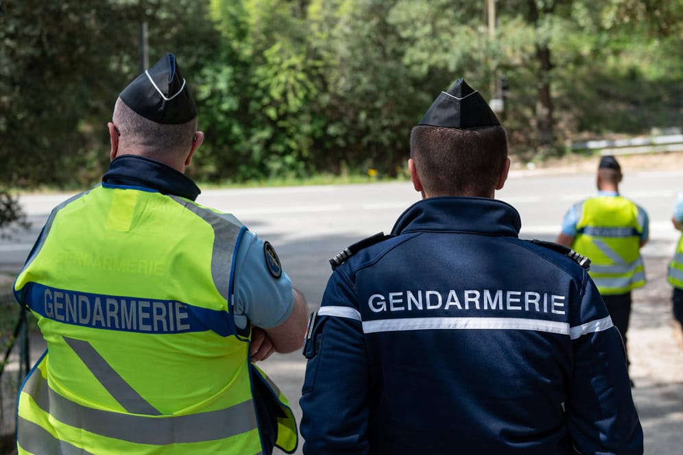 Französische Polizisten (Archivbild): Der Mord an einer Zeitungsausträgerin konnte 36 Jahre später aufgelöst werden.