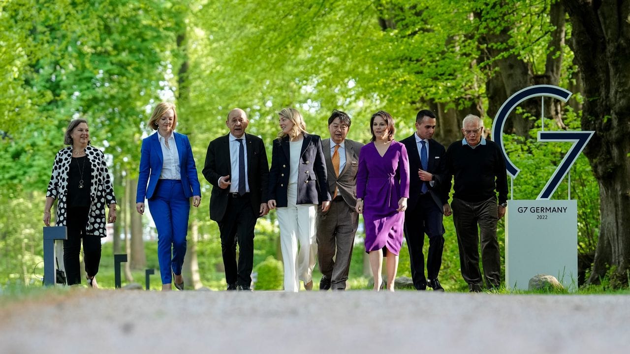Victoria Nuland (vl), Unterstaatssekräterin und politische Direktorin im US-Außenministerium, Elizabeth Truss, Außenministerin von Großbritannien, Jean-Yves Le Drian, Außenminister von Frankreich, Mélanie Joly, Außenministerin von Kanada, Hayashi Yoshimasa, Außenminister von Japan, Annalena Baerbock (Bündnis 90/Die Grünen), Luigi Di Maio, Außenminister von Italien, und Josep Borrell, Hoher Vertreter der EU für Außen- und Sicherheitspolitik, gehen beim Gipfeltreffen der Außenminister der G7-Gruppe der führen Victoria Nuland (vl), Unterstaatssekräterin und politische Direktorin im US-Außenministerium, Elizabeth Truss, Außenministerin von Großbritannien, Jean-Yves Le Drian, Außenminister von Frankreich, Mélanie Joly, Außenministerin von Kanada, Hayashi Yoshimasa, Außenminister von Japan, Annalena Baerbock (Bündnis 90/Die Grünen), Luigi Di Maio, Außenminister von Italien, und Josep Borrell, Hoher Vertreter der EU für Außen- und Sicherheitspolitik, gehen beim Gipfeltreffen der Außenminister der G7-Gruppe der führen