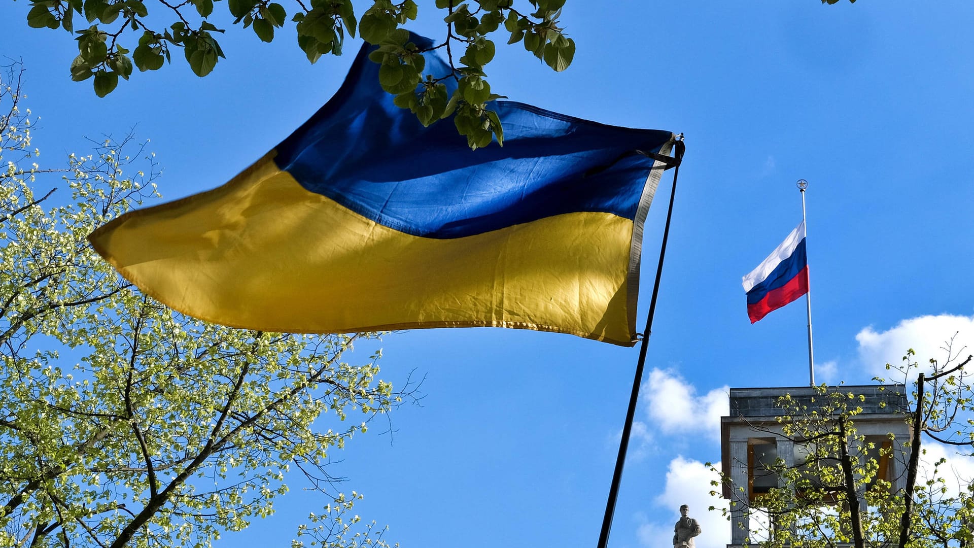 Ukrainische und russische Flagge in Berlin (Symbolbild): Eine Mehrheit befürwrotet eine engagierte Unterstützung für die Ukraine.