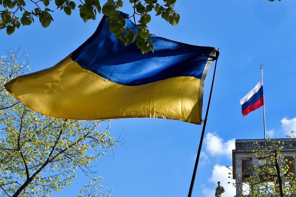Ukrainische und russische Flagge in Berlin (Symbolbild): Eine Mehrheit befürwrotet eine engagierte Unterstützung für die Ukraine.