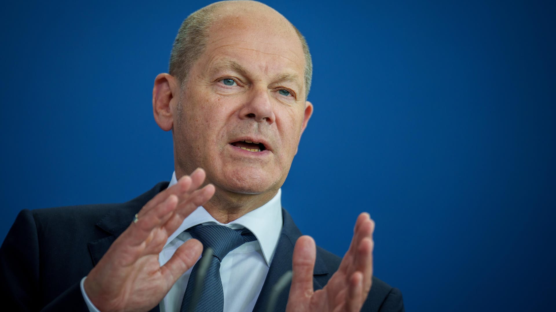 Olaf Scholz bei einer Pressekonferenz (Archivbild): Er soll heute im Verteidigungsausschuss über Waffenlieferungen sprechen.