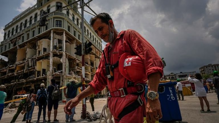 Ein Helfer des kubanischen Roten Kreuzes nach seinem Einsatz in den Trümmern des Fünf-Sterne-Hotels. | Bildquelle: https://www.t-online.de/nachrichten/panorama/id_92177876/kuba-rettungseinsaetze-nach-hotelexplosion-in-havanna-beendet.html © Ramon Espinosa/AP/dpa./dpa | Bilder sind in der Regel urheberrechtlich geschützt