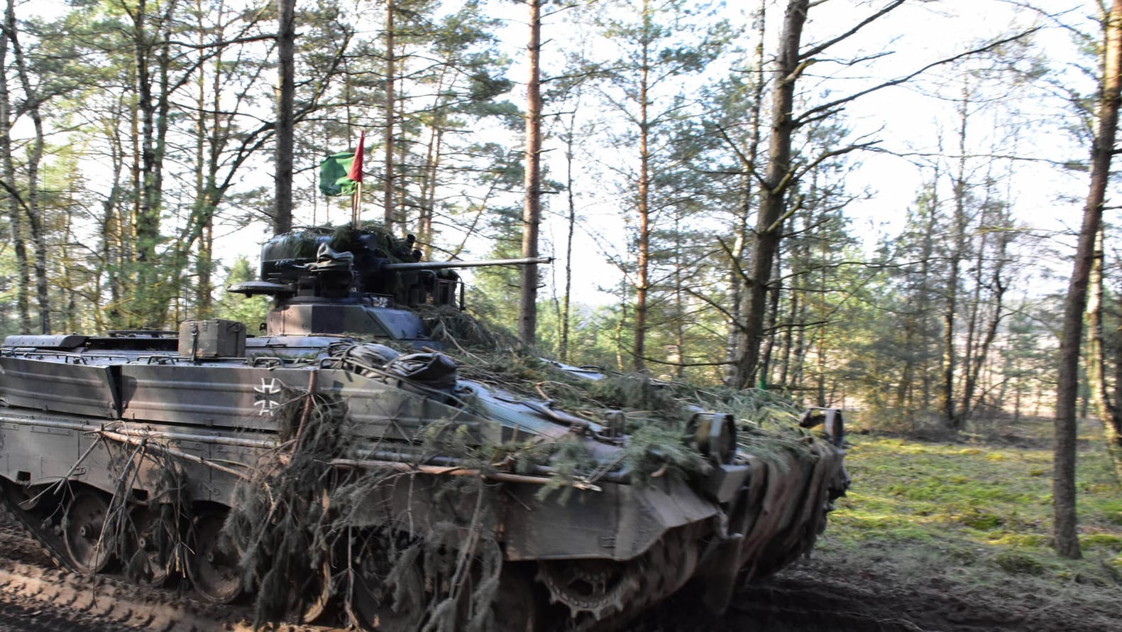 Ein Schützenpanzer vom Typ Marder fährt auf einem Truppenübungsplatz (Archivbild): Noch sind keine Fahrzeuge von Rheinmetall an die Ukraine geliefert worden.