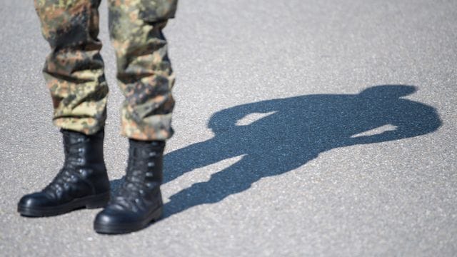 Soldaten krachen mit Privatauto in Anhänger – Lebensgefahr