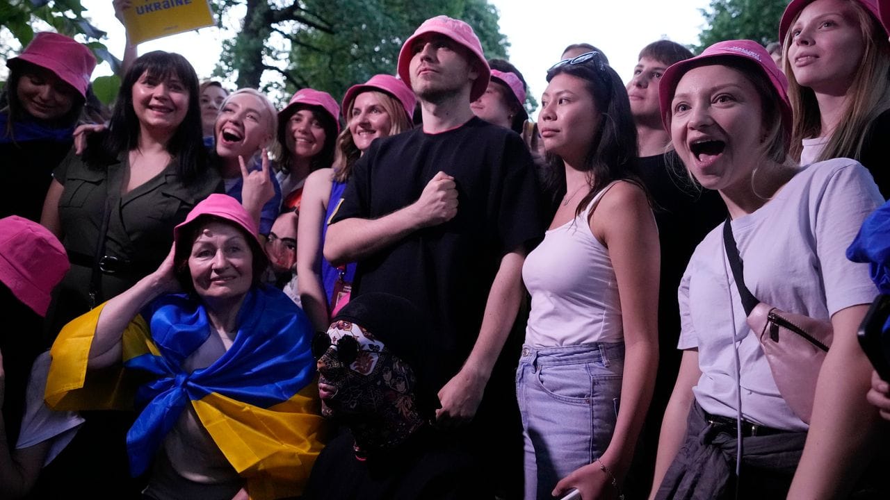 Die Band Kalush Orchestra aus der Ukraine trifft sich mit ukrainischen Fans in Turin. Die Band Kalush Orchestra aus der Ukraine trifft sich mit ukrainischen Fans in Turin.