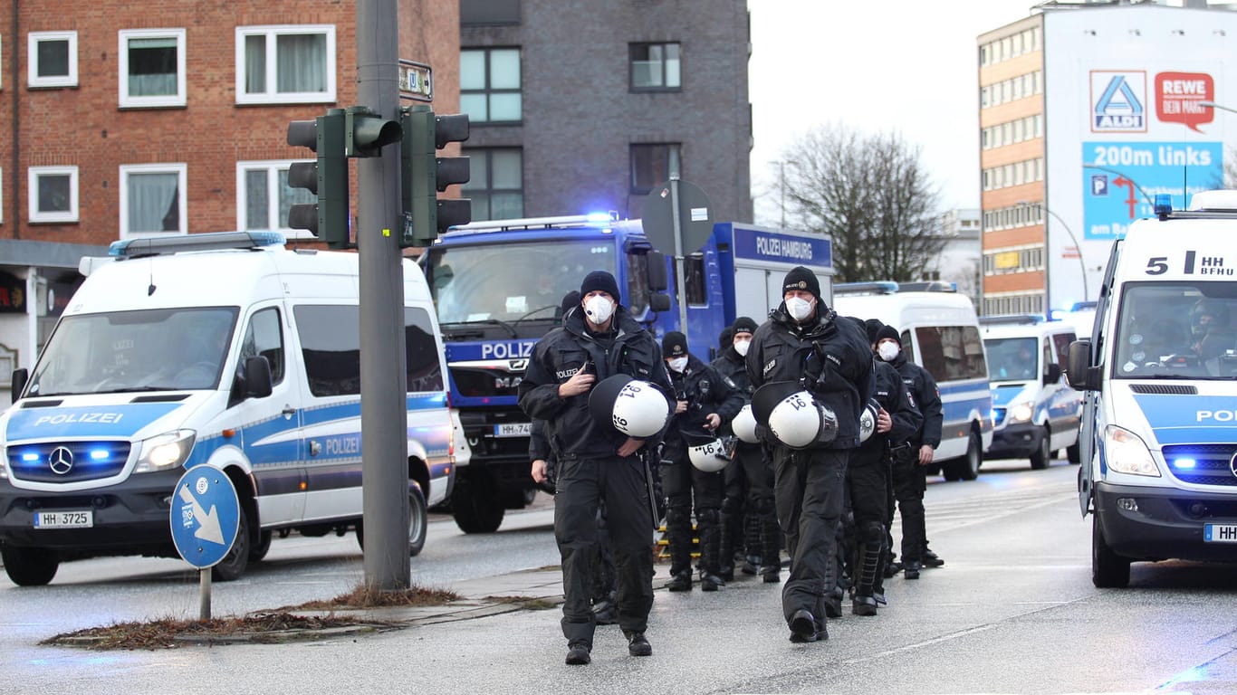 Polizeibeamte bei einem Corona-Protest (Archivbild): In deutschen Sicherheitsbehörden gibt es mehr Verdachtsfälle auf Rechtsextremismus als bisher bekannt