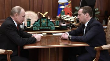 Russlands Präsident Wladimir Putin bei einem Treffen mit seinem Vorgänger Dmitri Medwedew (Archivbild): Der Vertraute des Präsidenten warnt vor einem Konflikt mit der Nato.