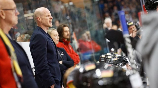 Toni Söderholm, Cheftrainer der Deutschen Hockey-Nationalmannschaft, steht am Spielfeldrand und gibt Kommandos. Toni Söderholm, Cheftrainer der Deutschen Hockey-Nationalmannschaft, steht am Spielfeldrand und gibt Kommandos.