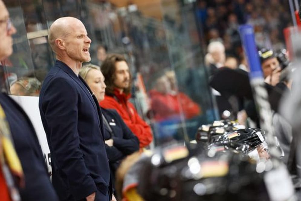 Toni Söderholm, Cheftrainer der Deutschen Hockey-Nationalmannschaft, steht am Spielfeldrand und gibt Kommandos.