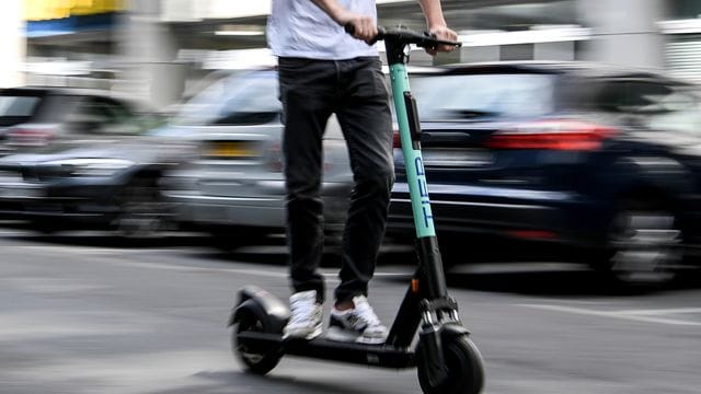 Leichtes Fahrzeug und leicht einen sitzen? Nein, auf E-Tretrollern gelten die gleichen Alkohol- und Drogenbestimmungen wie beim Auto.