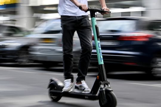 Leichtes Fahrzeug und leicht einen sitzen? Nein, auf E-Tretrollern gelten die gleichen Alkohol- und Drogenbestimmungen wie beim Auto.