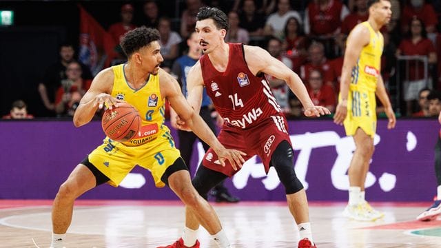 Albas Maodo Lo (l) und Bayerns Nihad Dedovic kämpfen um den Ball.