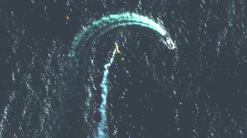 Rauch steigt auf vom Versorgungsschiff: Satellitenbilder des US-Unternehmens Maxar zeigen das Schiff im Schwarzen Meer.