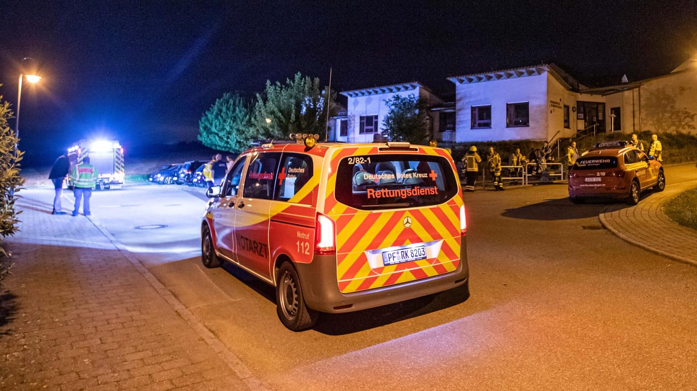 Ein Fahrzeug des Rettungsdienstes steht in einer Straße in Eberdingen: Ein Mann hat seine Familie ausgelöscht.