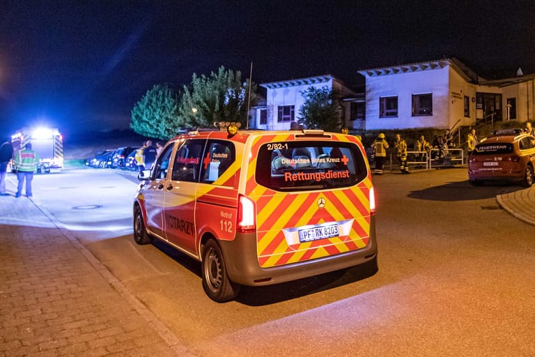 Ein Fahrzeug des Rettungsdienstes steht in einer Straße in Eberdingen: Ein Mann hat seine Familie ausgelöscht.