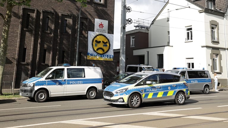 Polizeifahrzeuge stehen vor dem Don-Bosco-Gymnasium (Archivbild): Die Polizei in Essen ermittelt wegen möglicherweise geplanter Straftaten an zwei Schulen gegen einen 16-Jährigen.