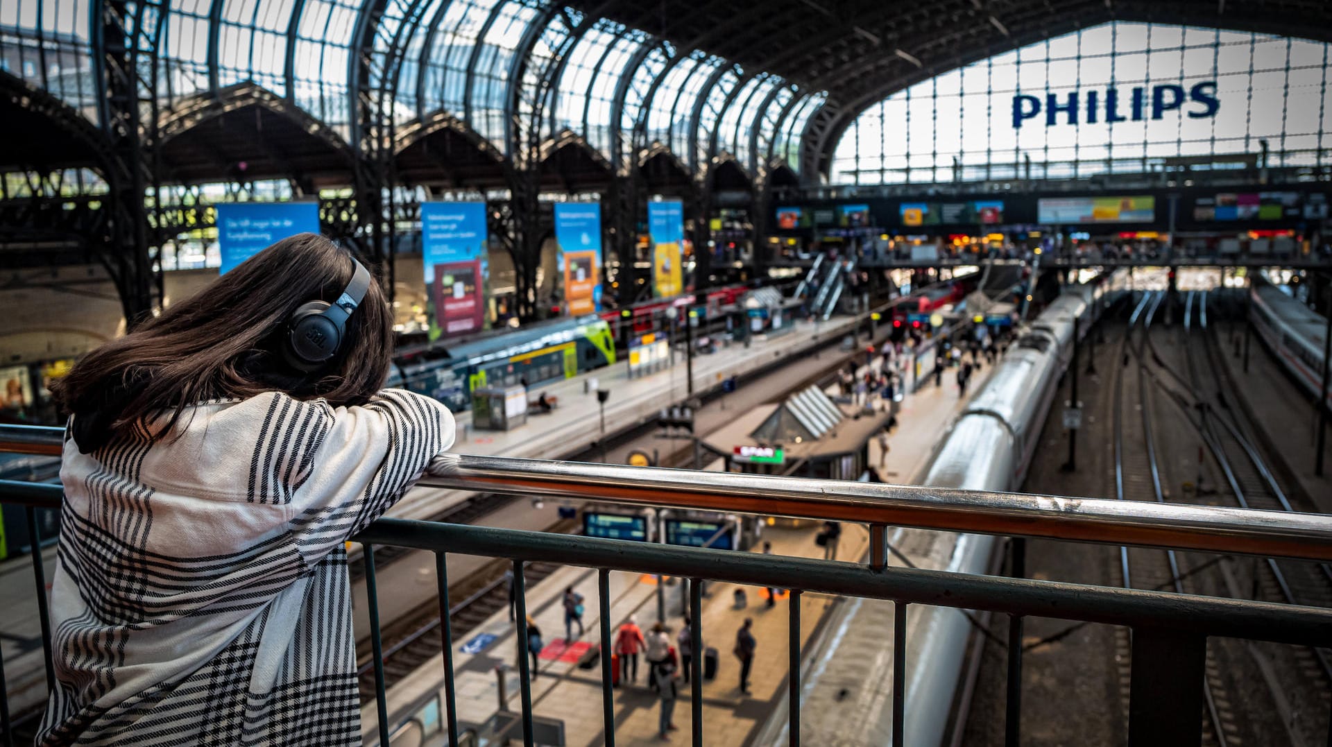 Der Hauptbahnhof in Hamburg (Archivbild): Zahlreiche Züge werden aufgrund eines Kabelbrandes ausfallen.