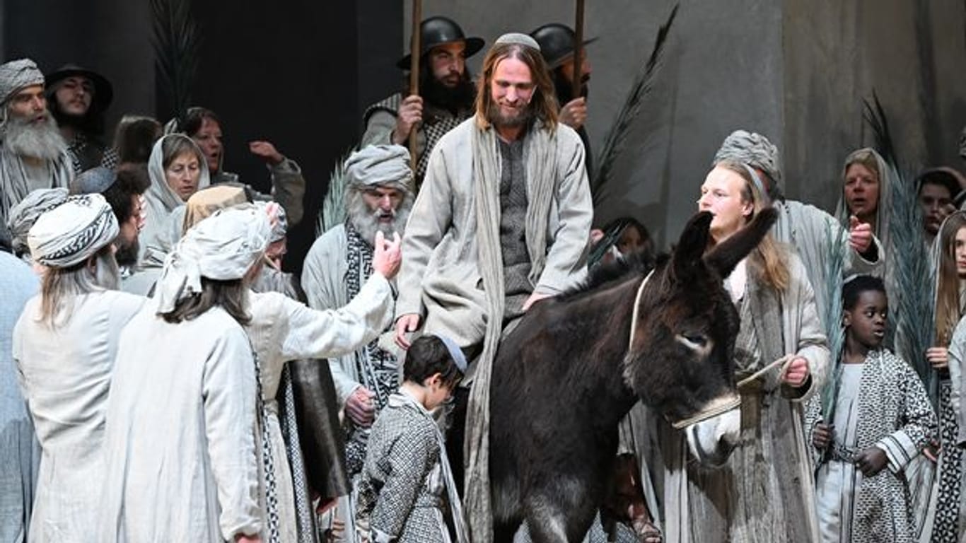Der Jesusdarsteller Frederik Mayet auf einem Esel bei der Fotoprobe zu den 42.
