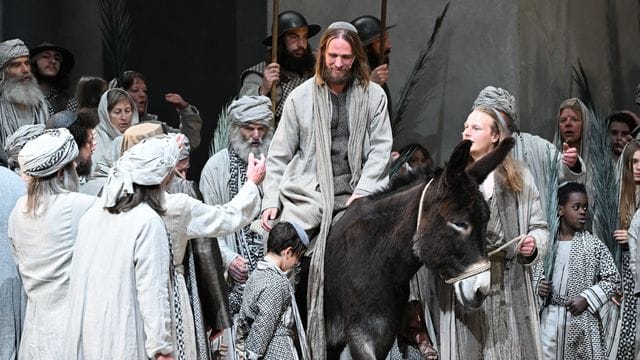 Der Jesusdarsteller Frederik Mayet auf einem Esel bei der Fotoprobe zu den 42. Der Jesusdarsteller Frederik Mayet auf einem Esel bei der Fotoprobe zu den 42.