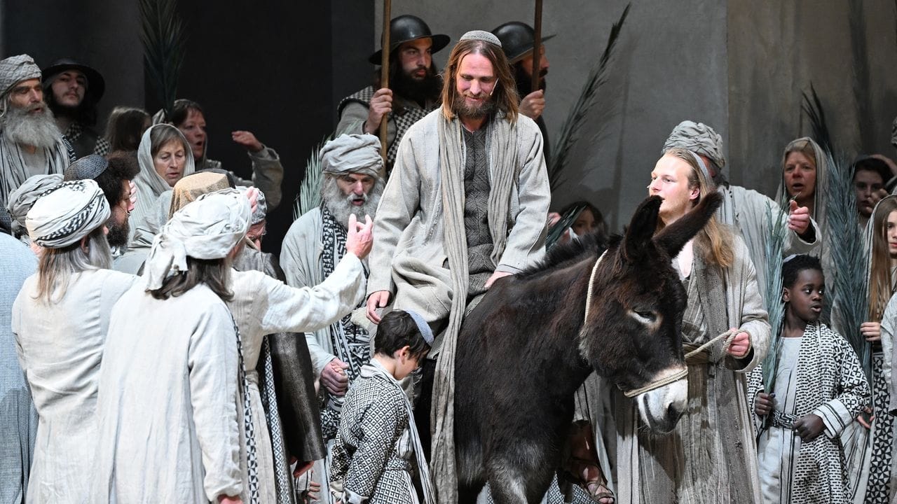 Der Jesusdarsteller Frederik Mayet auf einem Esel bei der Fotoprobe zu den 42. Der Jesusdarsteller Frederik Mayet auf einem Esel bei der Fotoprobe zu den 42.