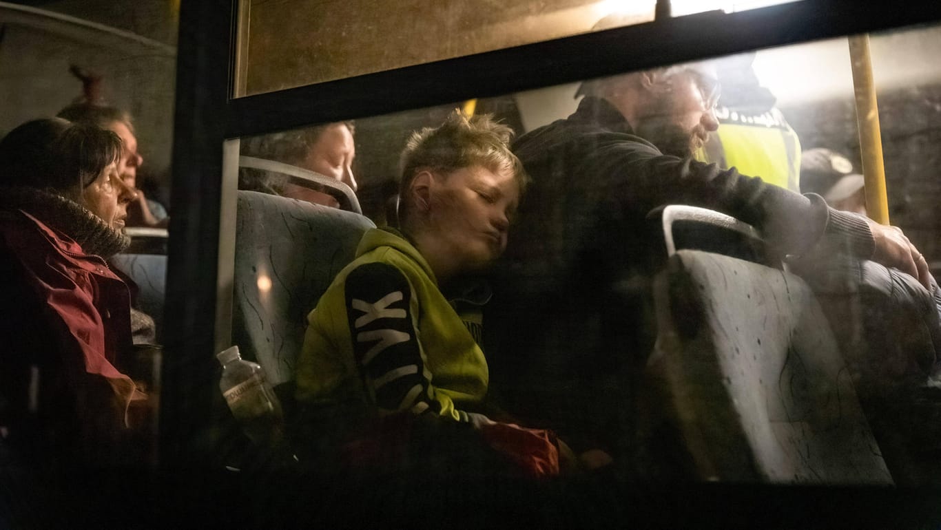 Ukrainische Geflüchtete im Bus (Symbolbild): Russische Truppen sollen sie oft nach Russland verschleppen.
