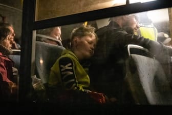 Ukrainische Geflüchtete im Bus (Symbolbild): Russische Truppen sollen sie oft nach Russland verschleppen.