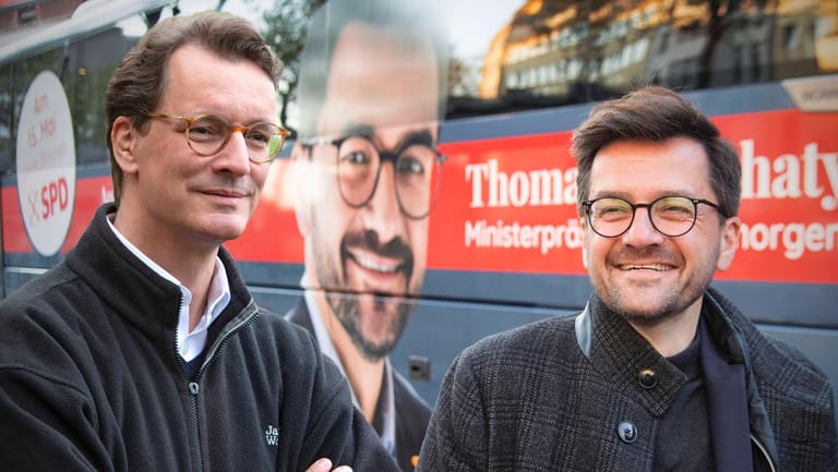 Hendrik Wüst (l.) und Thomas Kutschaty: Das Rennen zwischen den Spitzenkandidaten ist eng.