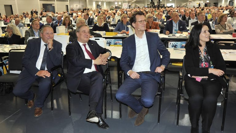 Armin Laschet und Hendrik Wüst (vorne, Mitte): Wüst soll stets loyal gewesen sein.