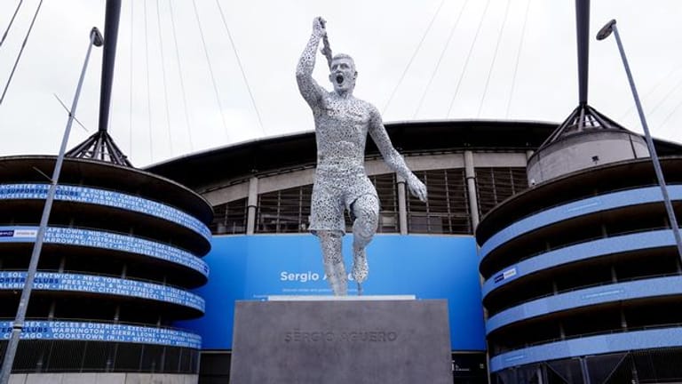 Die Statue des früheren Stümers Sergio Agüero von Manchester City steht an der Ostseite des Etihad-Stadions.