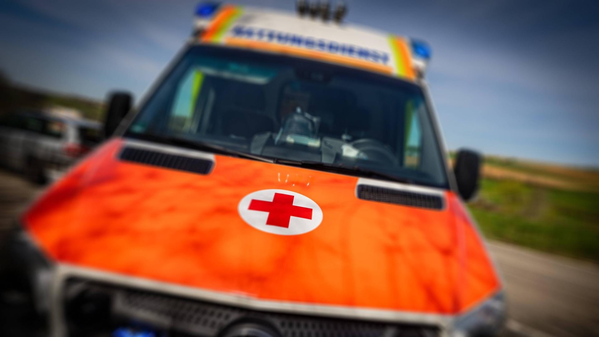 Ein Retttungswagen im Einsatz (Symbolfoto): Der Autofahrer war möglicherweise alkoholisiert und ist zu schnell gefahren. Ein Retttungswagen im Einsatz (Symbolfoto): Der Autofahrer war möglicherweise alkoholisiert und ist zu schnell gefahren.