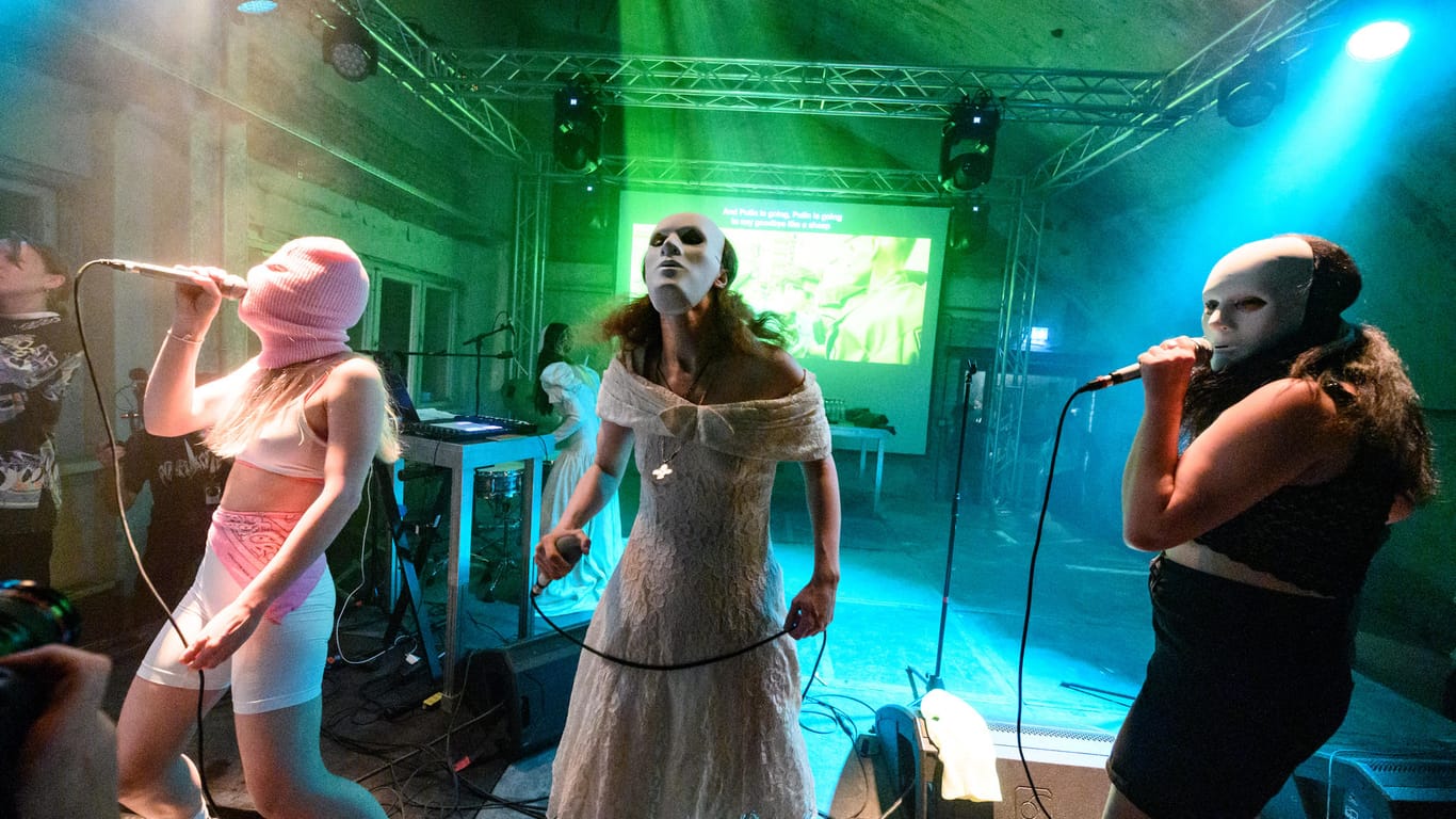"Pussy Riot" bei ihrem Auftritt im Funkhaus Berlin: Nun kommt das Kollektiv nach Bremen.