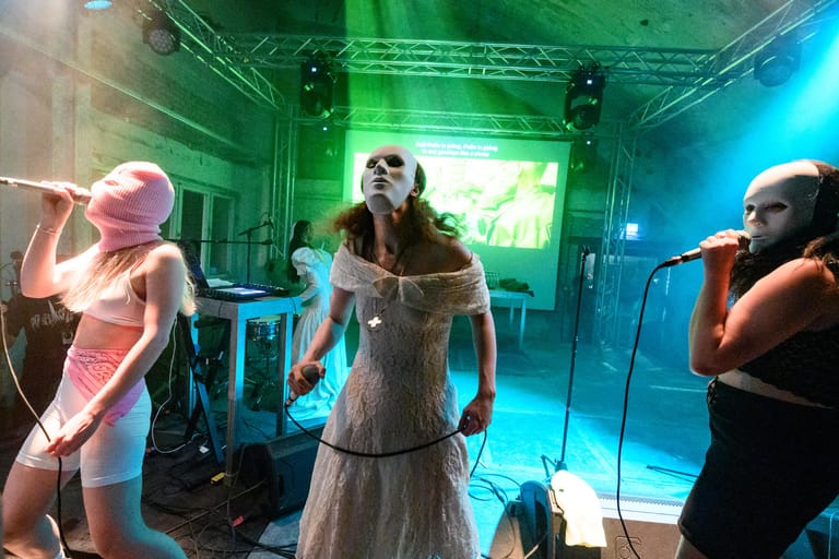 "Pussy Riot" bei ihrem Auftritt im Funkhaus Berlin: Nun kommt das Kollektiv nach Bremen.