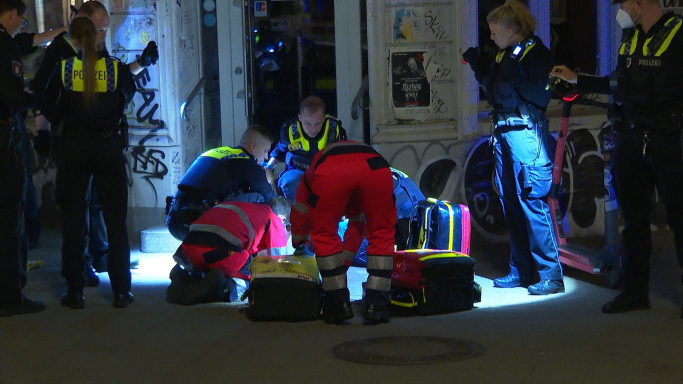 Rettungskräfte versorgen das Opfer: Ein Mann wurde mit einem Messer angegriffen.